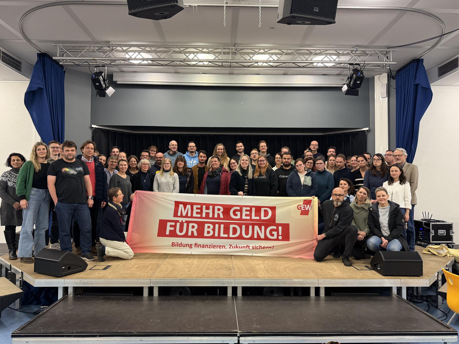 Sch&uuml;lerinnen sitzen an einem Tisch und l&ouml;sen Aufgaben. Auf dem Tisch stehen Gl&auml;ser mit Stiften.