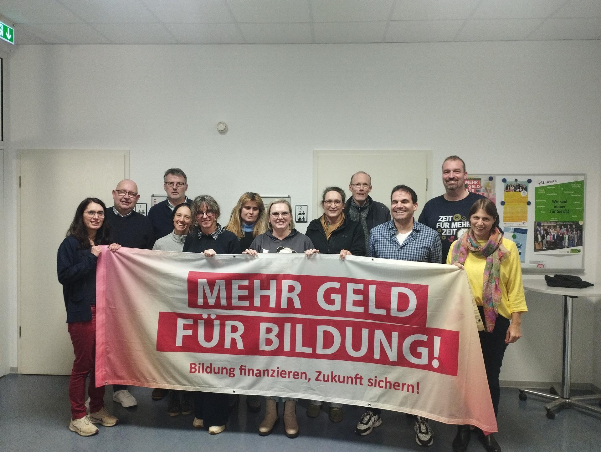 Sch&uuml;lerinnen sitzen an einem Tisch und l&ouml;sen Aufgaben. Auf dem Tisch stehen Gl&auml;ser mit Stiften.